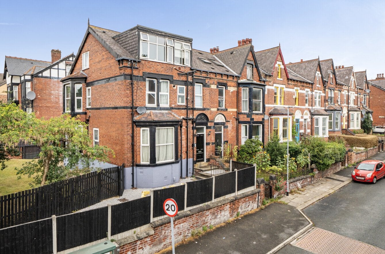 Flat Roundhay Mount in Leeds