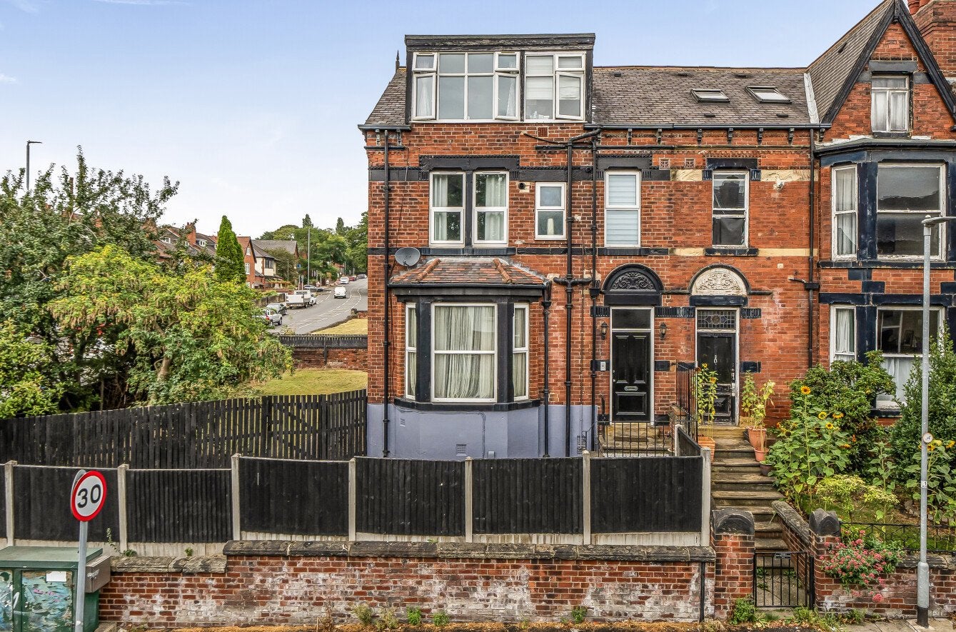 Flat Roundhay Mount in Leeds