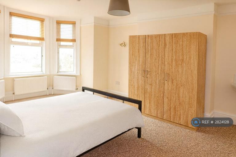 Room Holland Road in East Suffolk