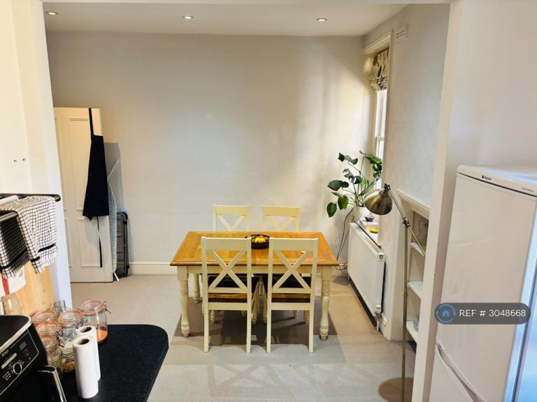 Flat Rushcroft Road in Greater London