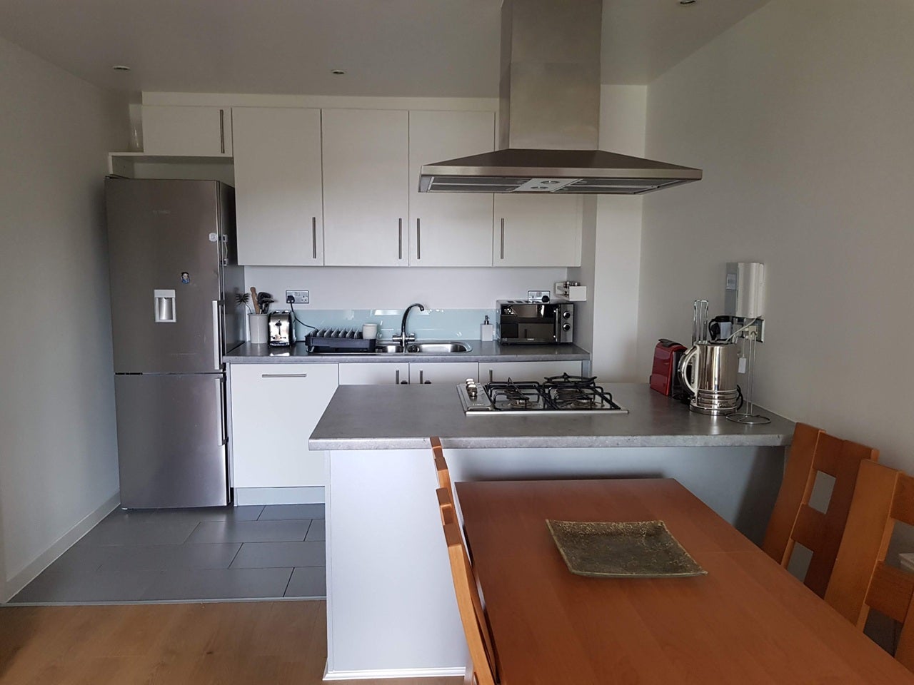 Room Commercial Road in Greater London