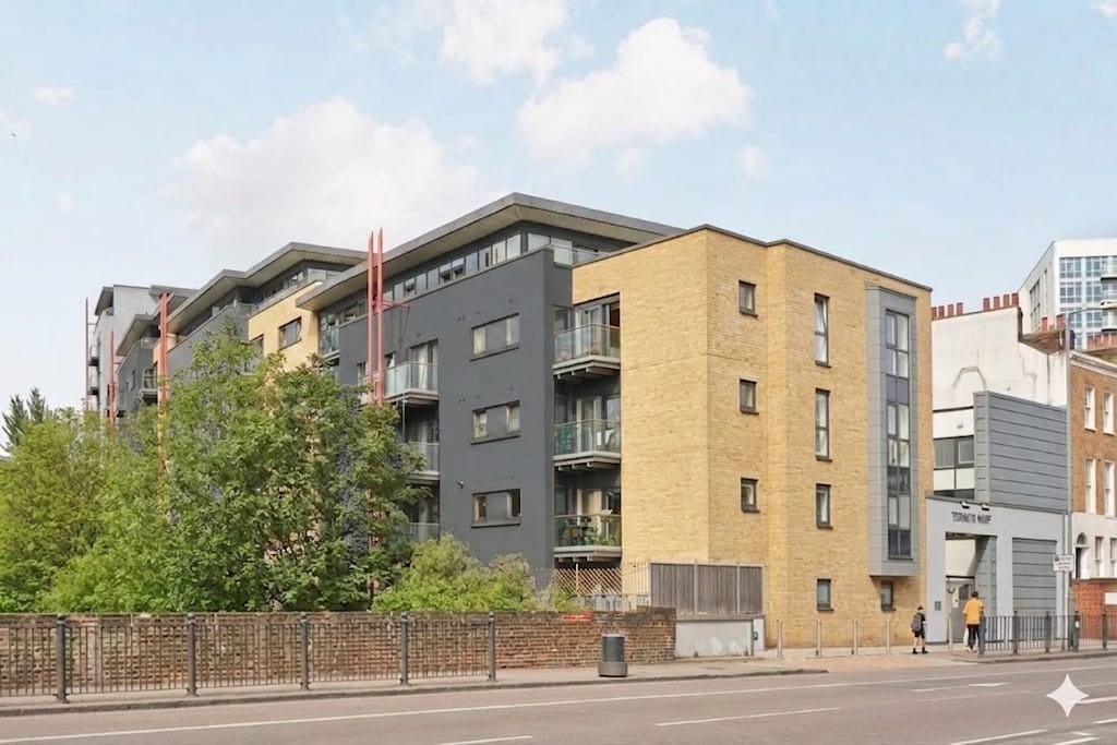 Room Commercial Road in Greater London