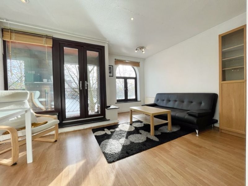 Flat Brunswick Quay in Greater London