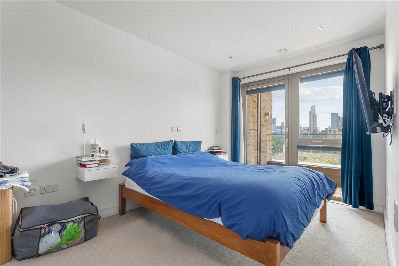 Flat Hemming Street in Greater London