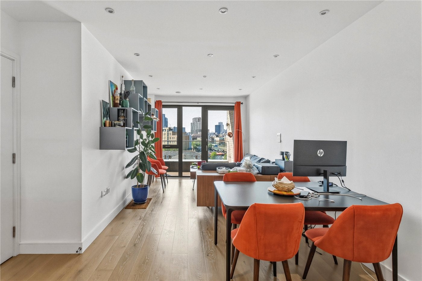 Flat Hemming Street in Greater London