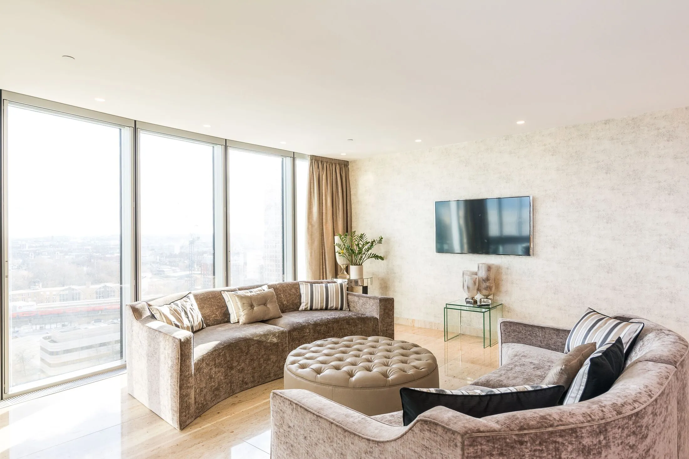 Flat Nine Elms Lane in Greater London
