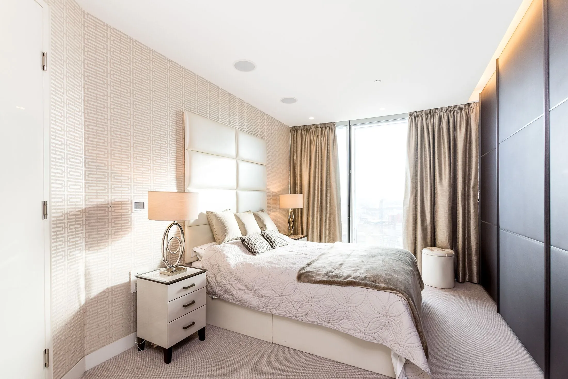 Flat Nine Elms Lane in Greater London