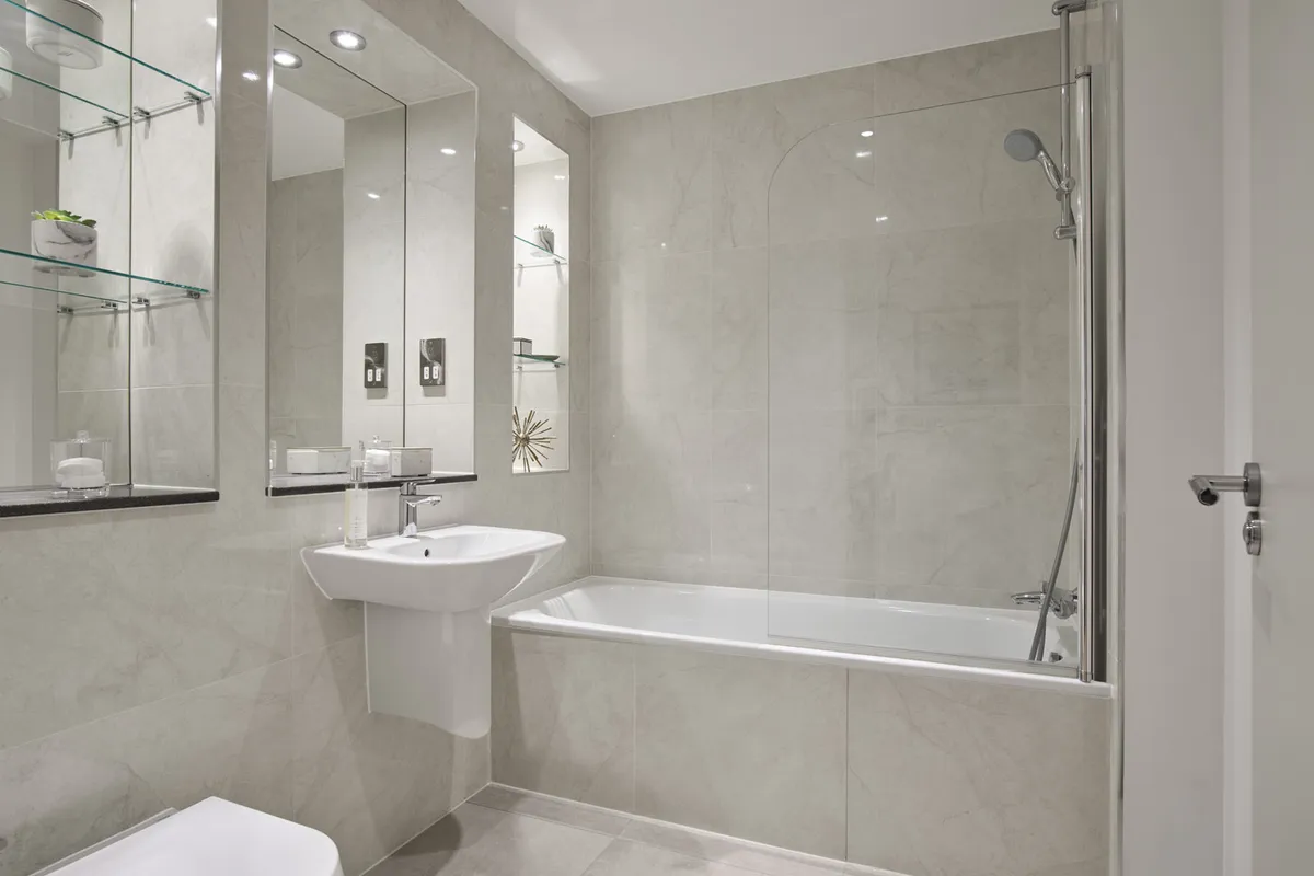 Flat Curtis Lane in Greater London