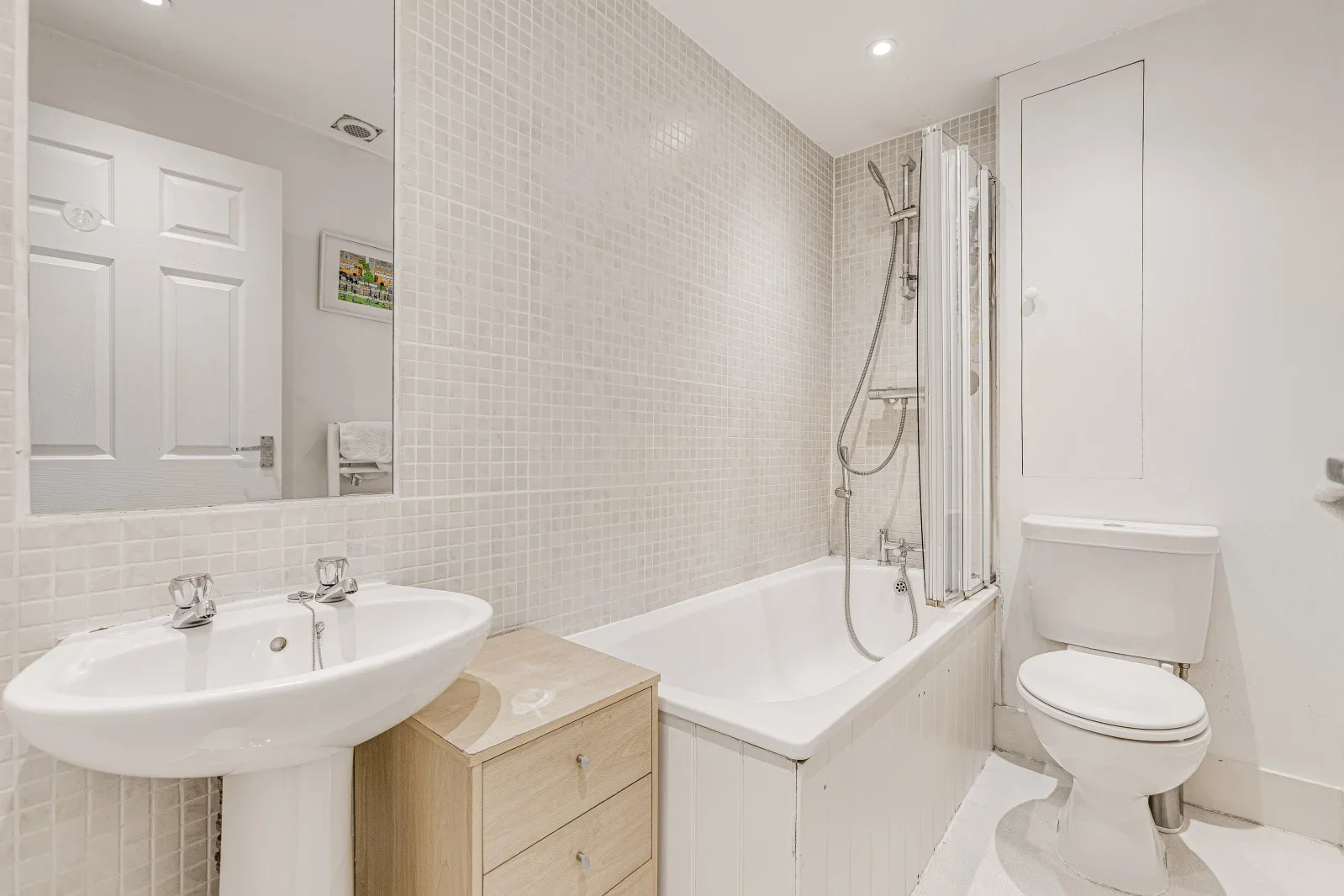 Flat Leathwaite Road in Greater London