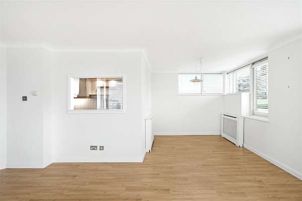 Flat Riverside Plaza in Greater London