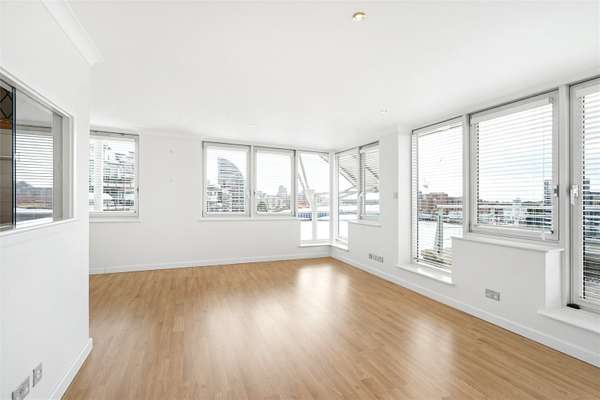 Flat Riverside Plaza in Greater London
