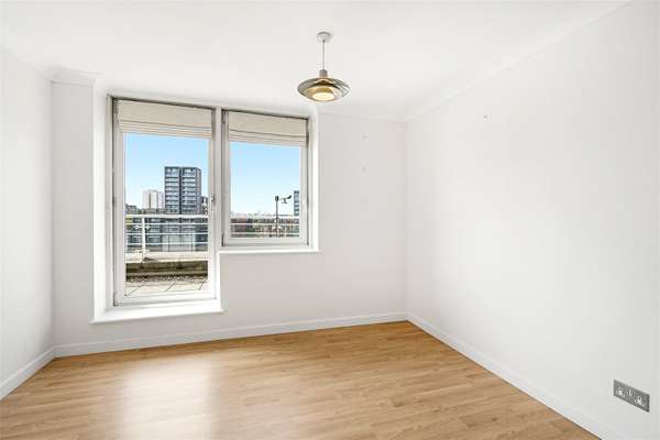 Flat Riverside Plaza in Greater London