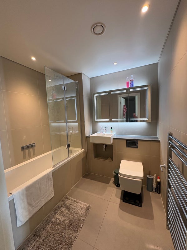Room Gartons Way in Greater London