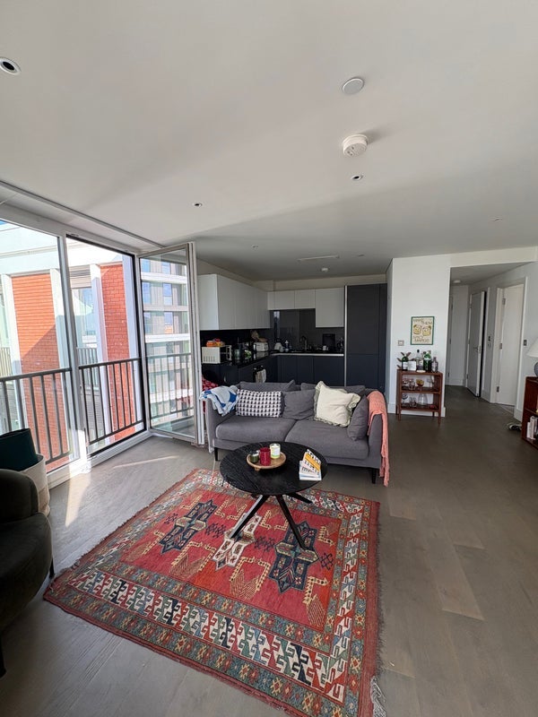 Room Gartons Way in Greater London