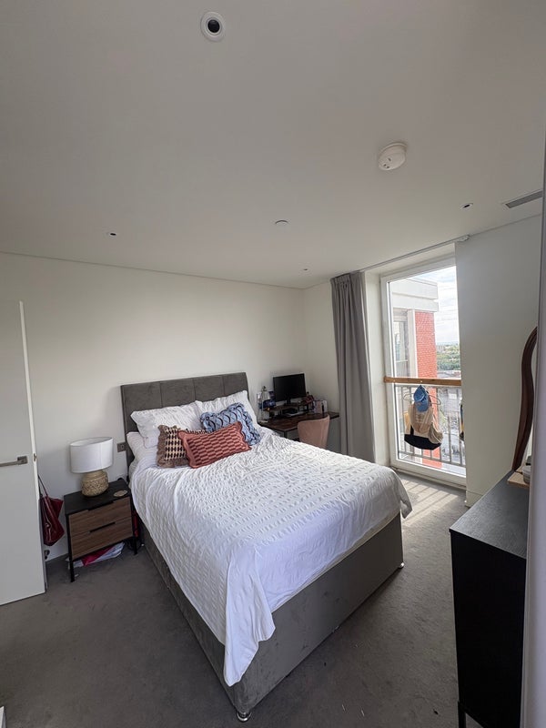 Room Gartons Way in Greater London