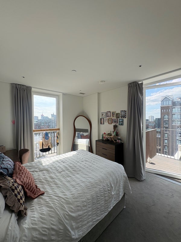 Room Gartons Way in Greater London