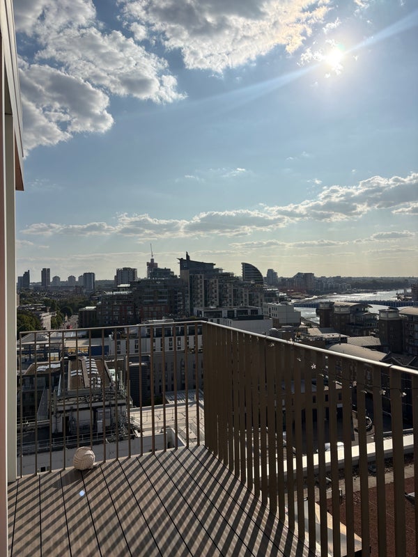 Room Gartons Way in Greater London