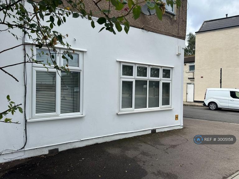 Flat Woodford Road in Greater London