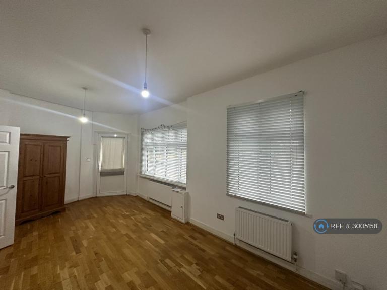 Flat Woodford Road in Greater London