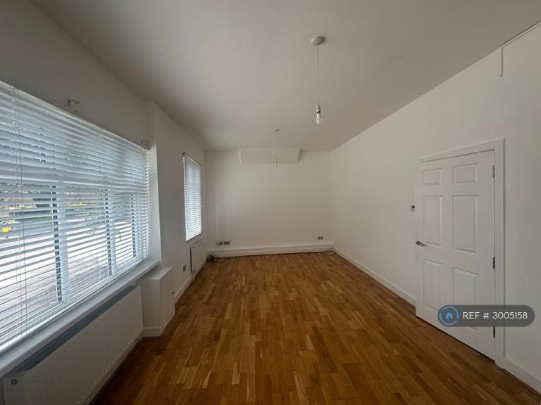 Flat Woodford Road in Greater London