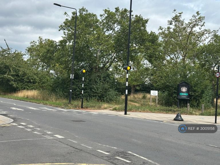 Flat Woodford Road in Greater London