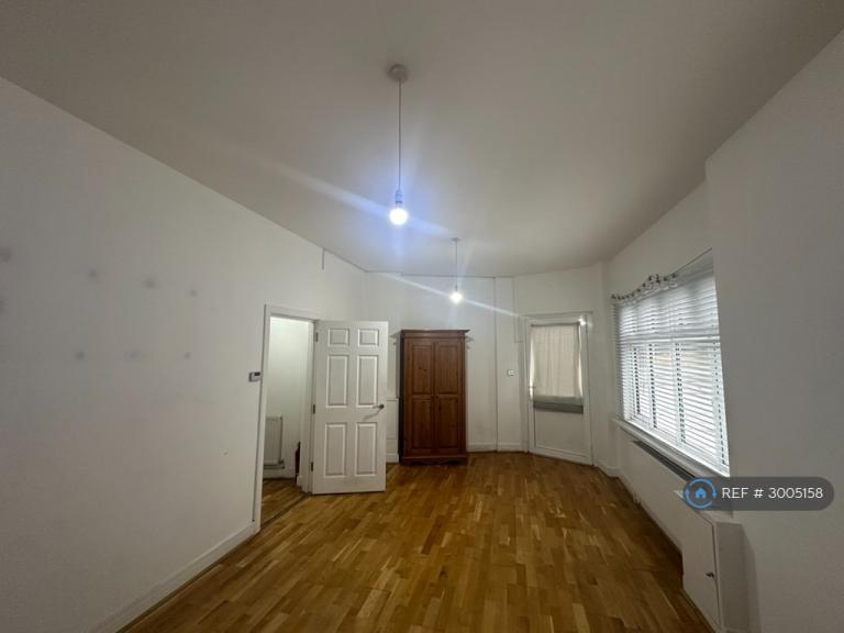 Flat Woodford Road in Greater London