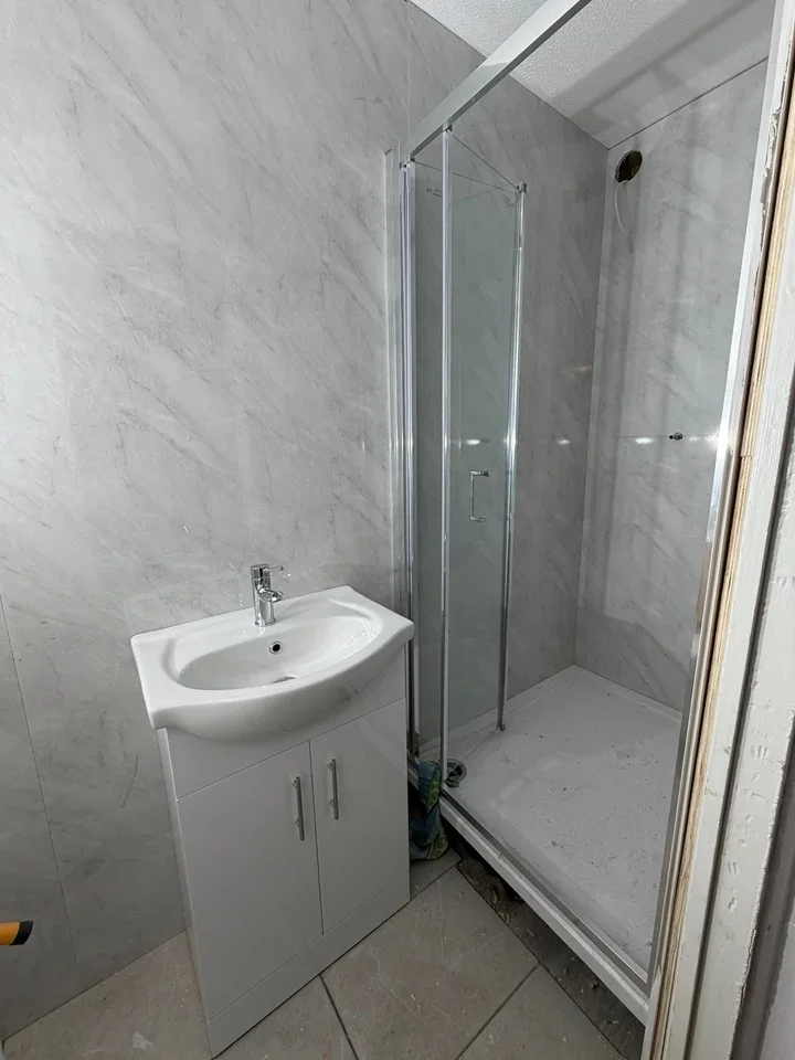 Flat Fenman Gardens in Greater London