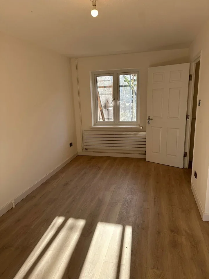 Flat Fenman Gardens in Greater London