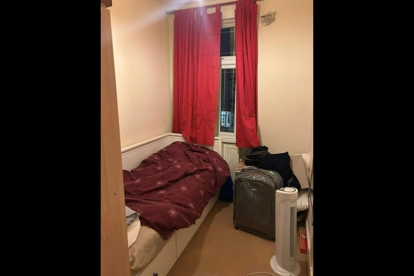 Room Esk Road in Greater London