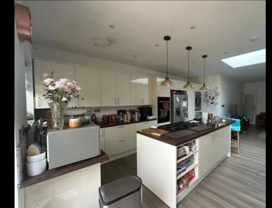 Room Esk Road in Greater London