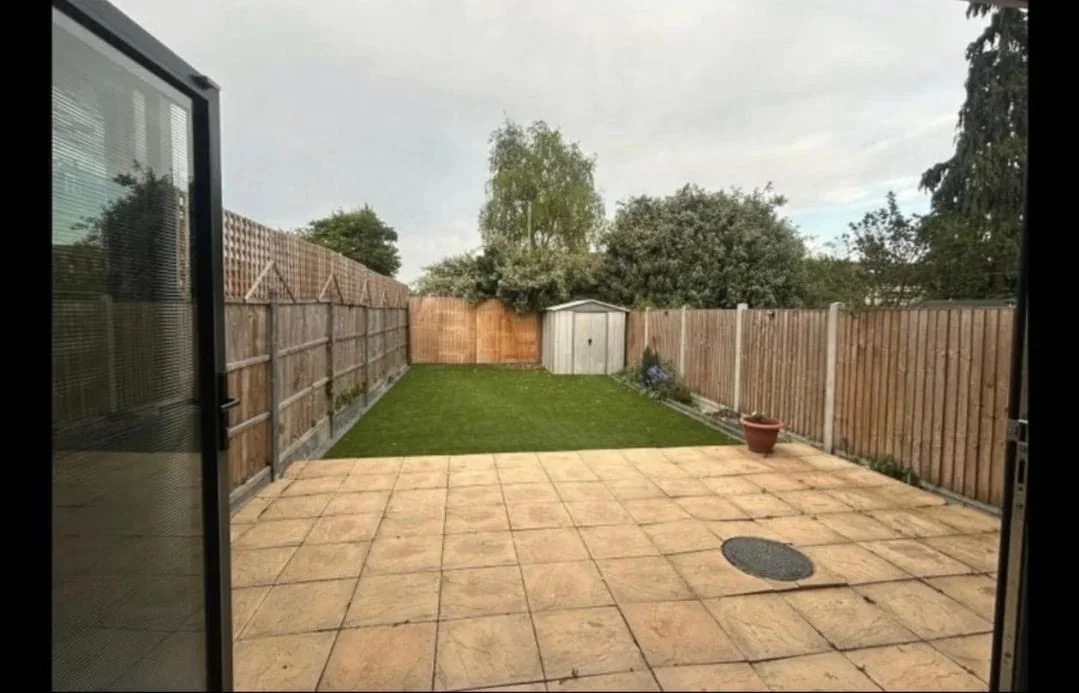 Room Esk Road in Greater London