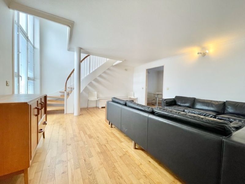 Flat Queen of Denmark Court in Greater London