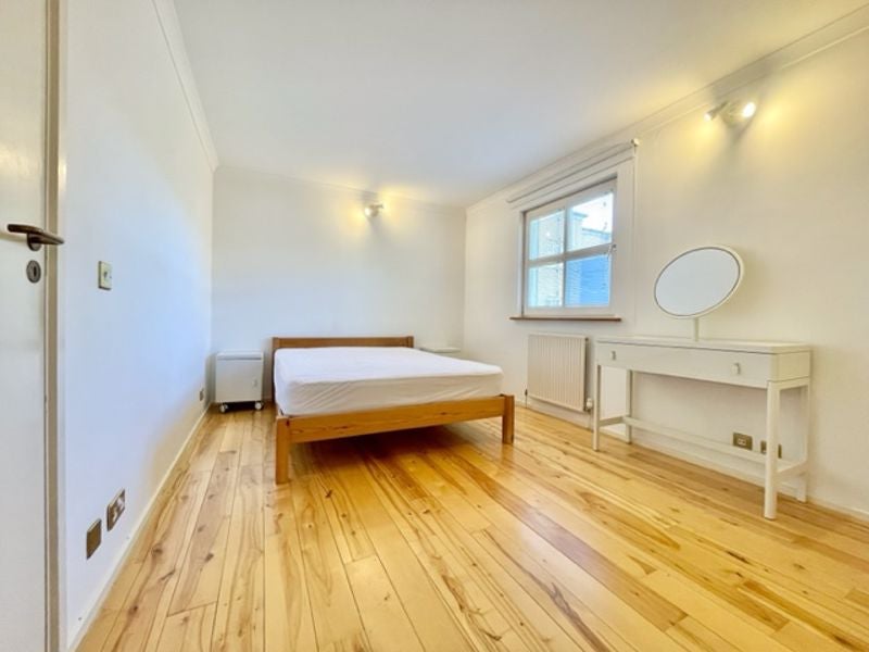 Flat Queen of Denmark Court in Greater London