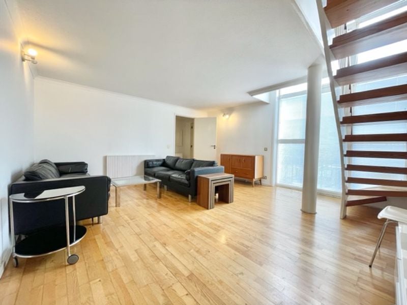 Flat Queen of Denmark Court in Greater London