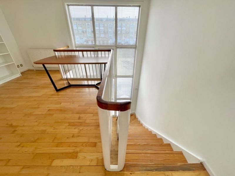 Flat Queen of Denmark Court in Greater London