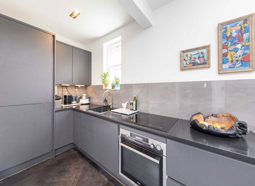 Flat Stanwick Road in Greater London