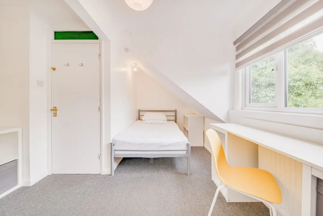 Room Regency Place in Canterbury