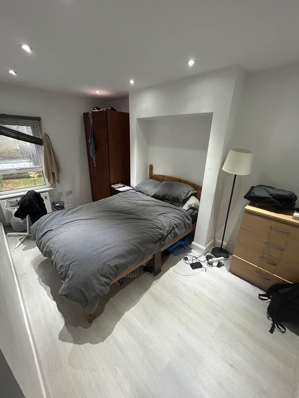 Room Trinder Road in Greater London