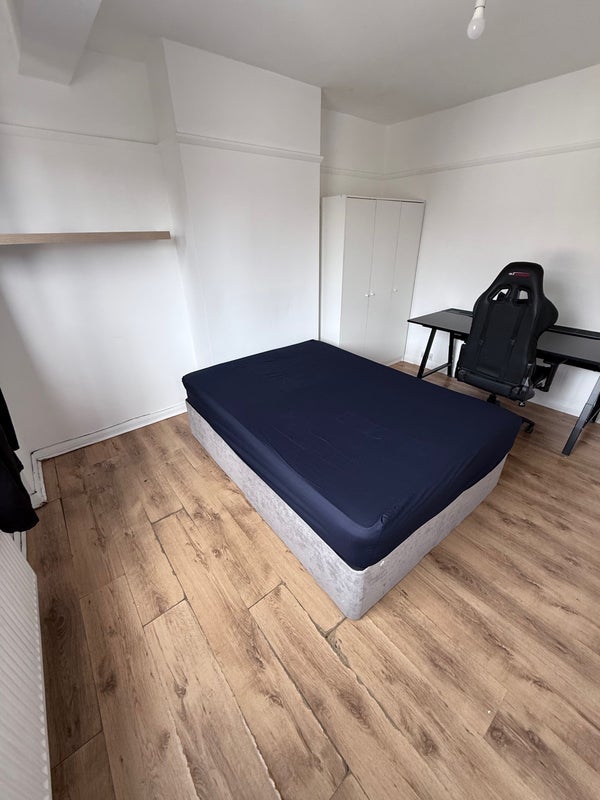 Room Brockenhurst Way in Greater London
