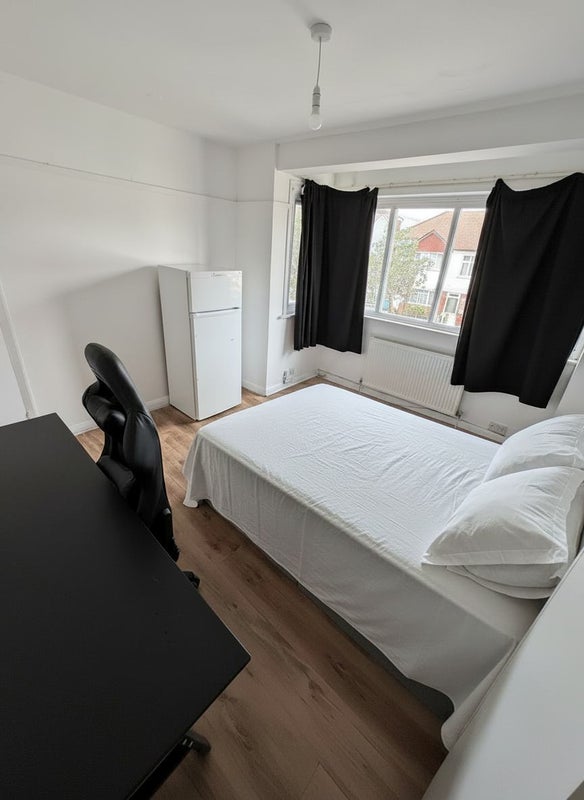 Room Brockenhurst Way in Greater London