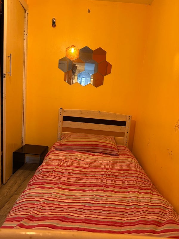 Room Hudson Road in Crawley
