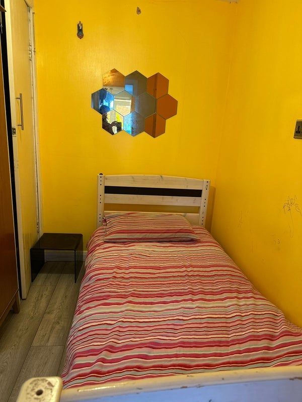 Room Hudson Road in Crawley