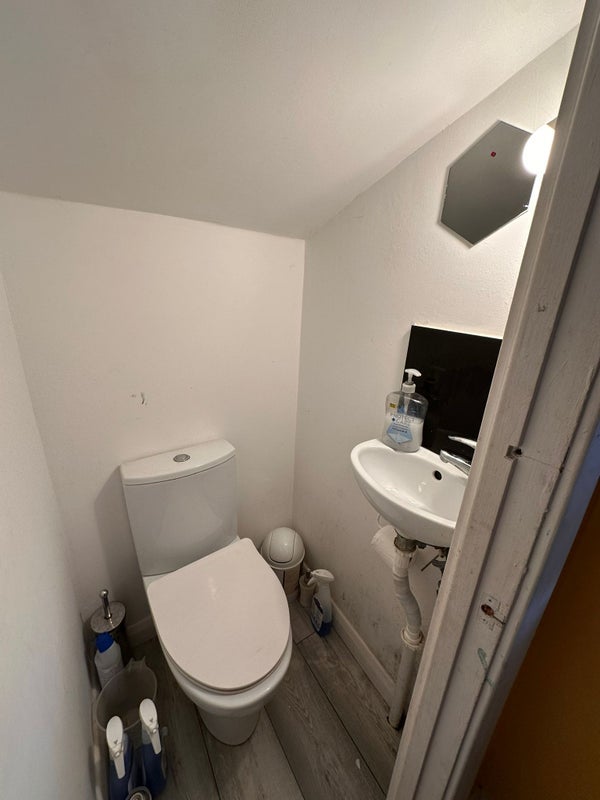 Room Hudson Road in Crawley