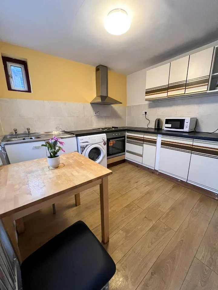 Room Claremont Road in Greater London