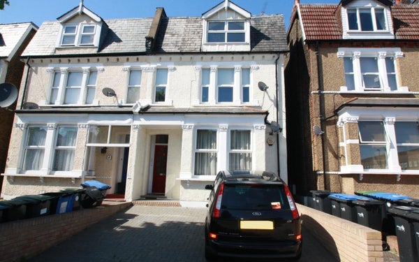 Flat Palmerston Crescent in London