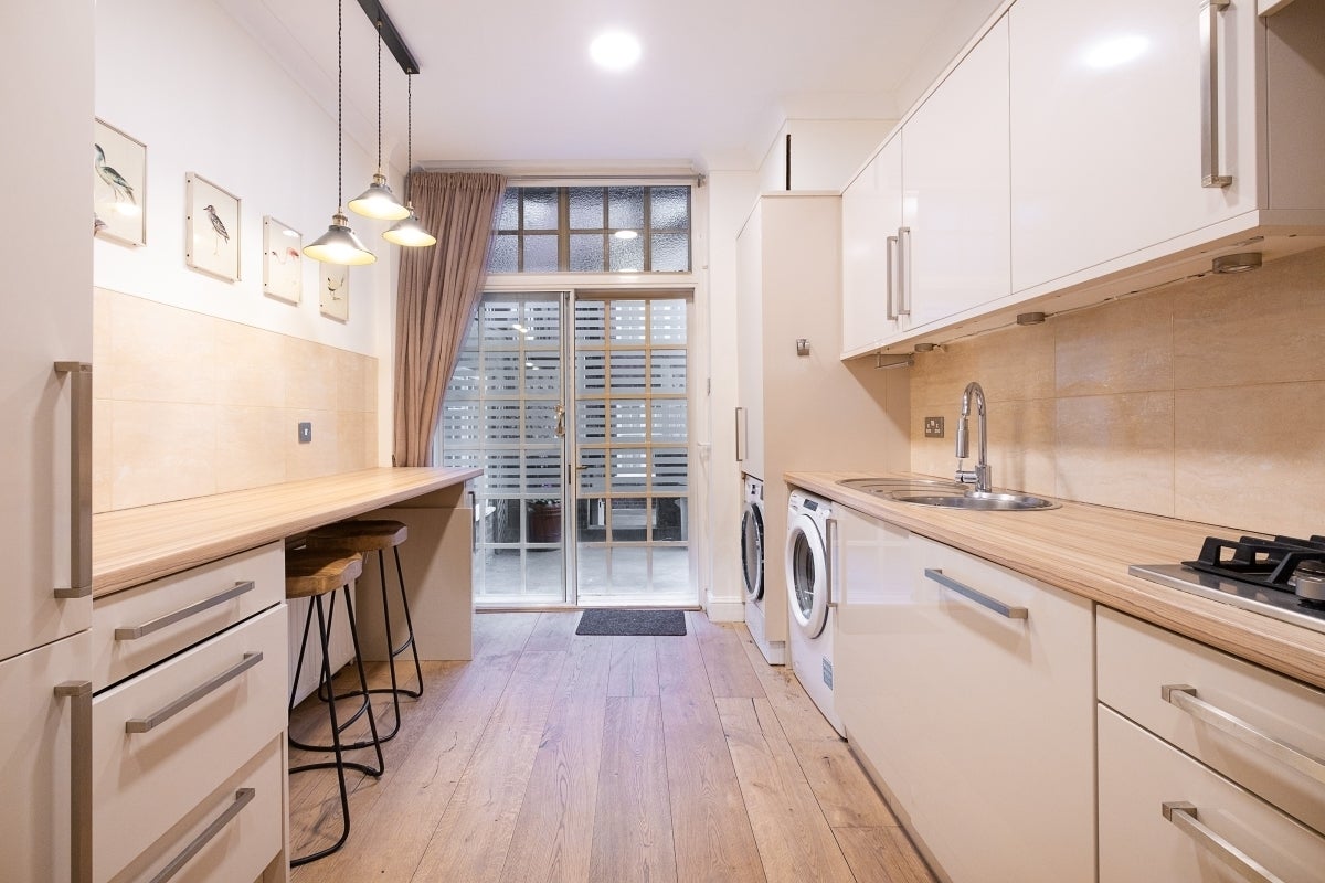Flat Kensington High Street in Greater London