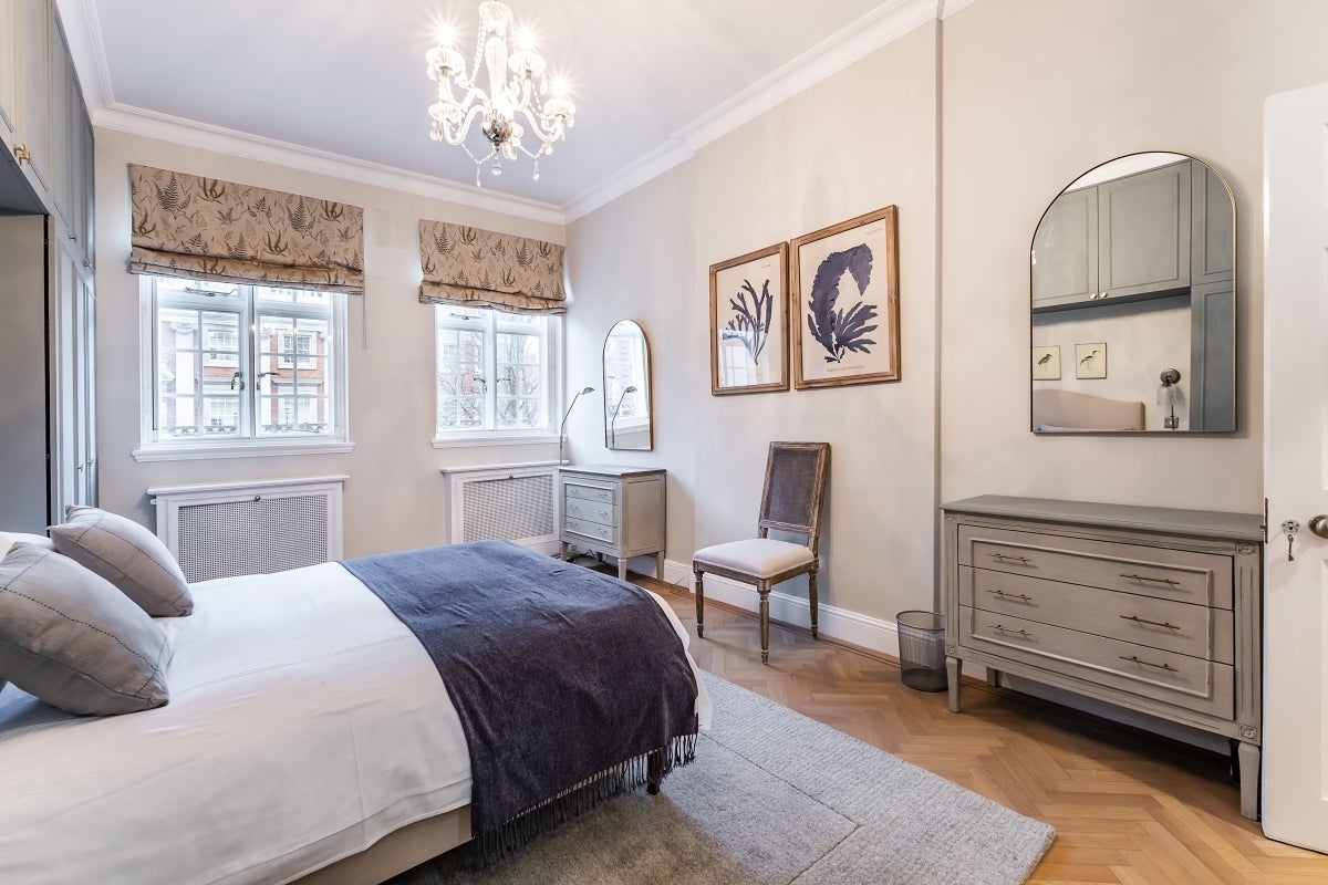 Flat Kensington High Street in Greater London