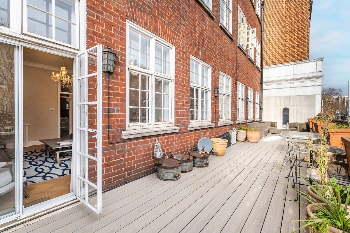 Flat Kensington High Street in Greater London