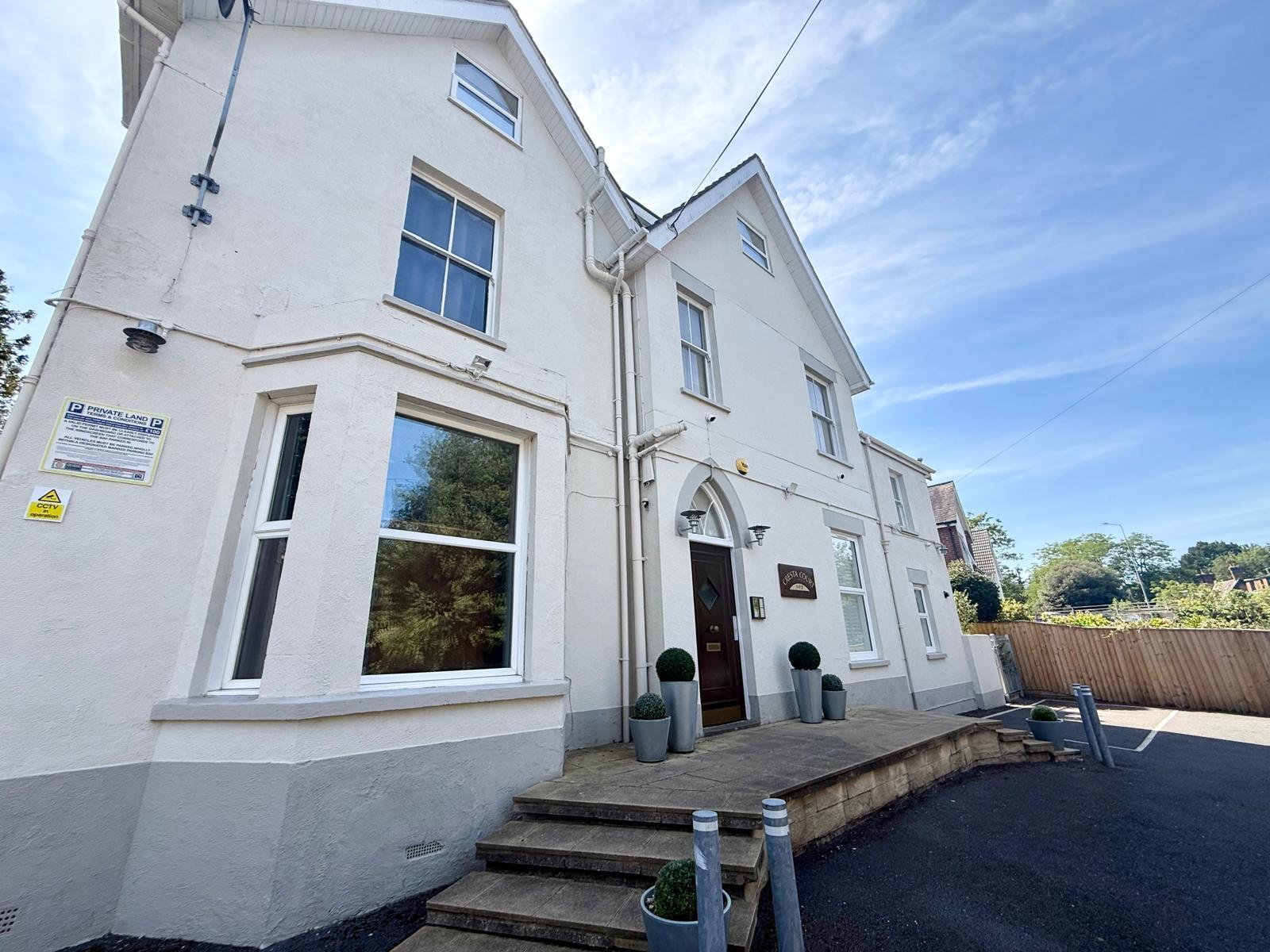 Flat Crescent Road in Bournemouth