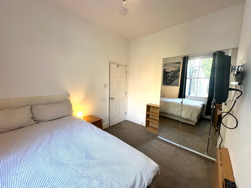 Room Mellish Street in Greater London